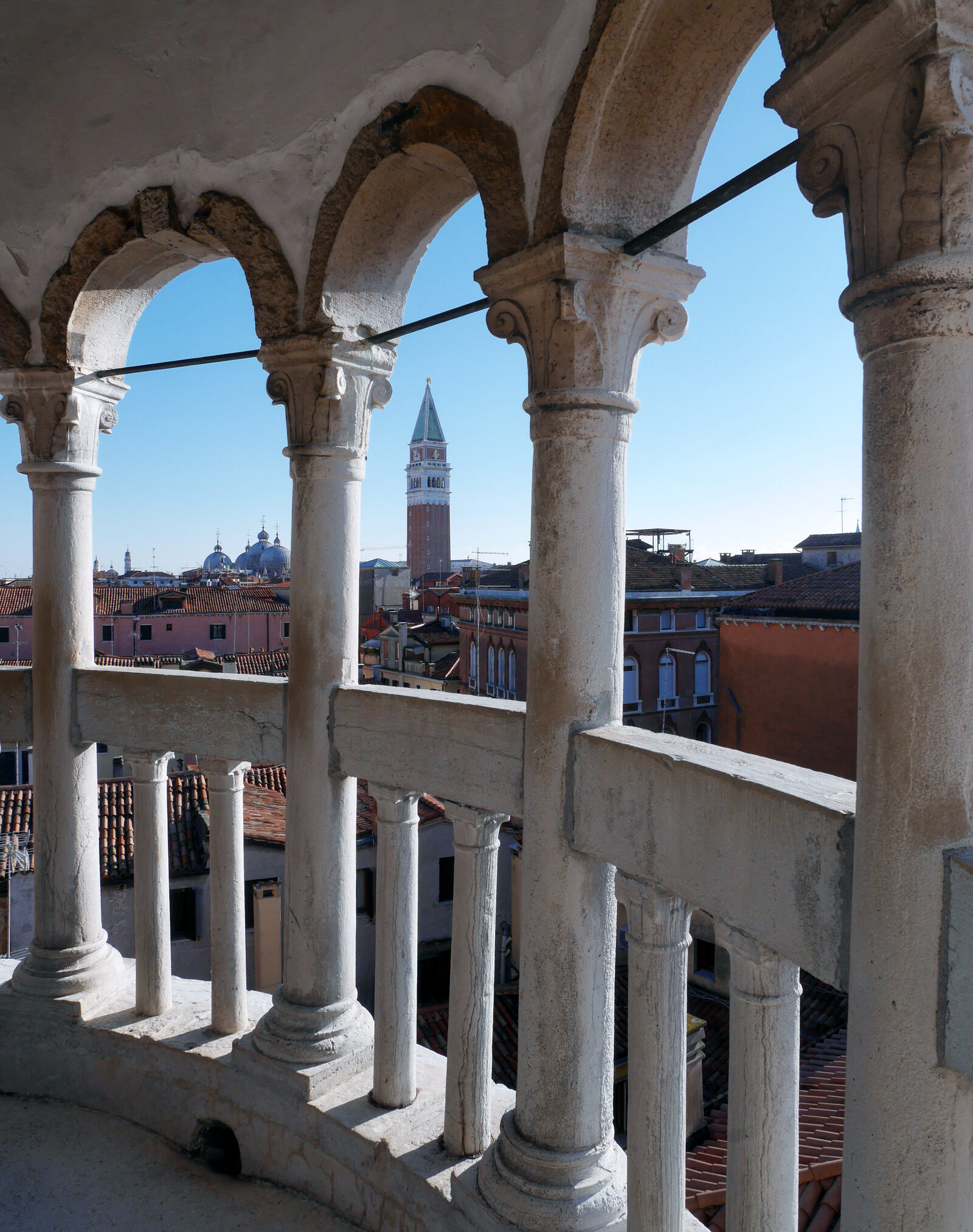 Palazzo Contarini del Bovolo : La terrazza è circolare e offre un panorama a 270°, con il Campanile di San Marco sempre visibile.
