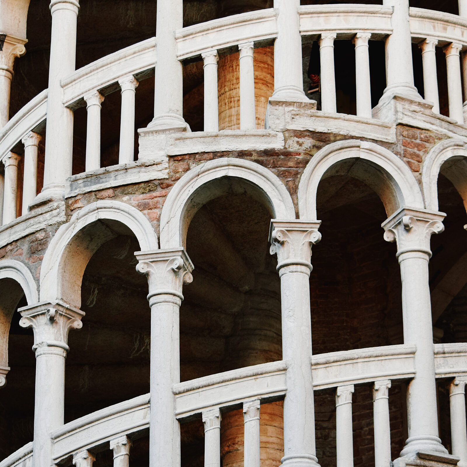 Palazzo Contarini del Bovolo : La torre cilindrica è costruita in pietra d'Istria e mattoni a vista.