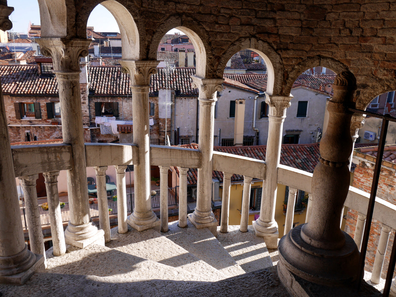 Palazzo Contarini del Bovolo : Questo punto segna la fine della scalinata principale. Ora c’è una scala stretta per l’ultimo tratto della salita.