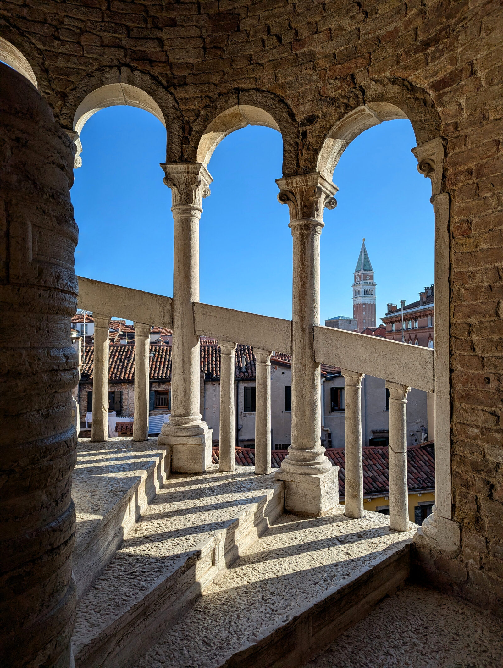 Palazzo Contarini del Bovolo : La prima attrazione che appare, man mano che si sale in alto, è il Campanile di San Marco