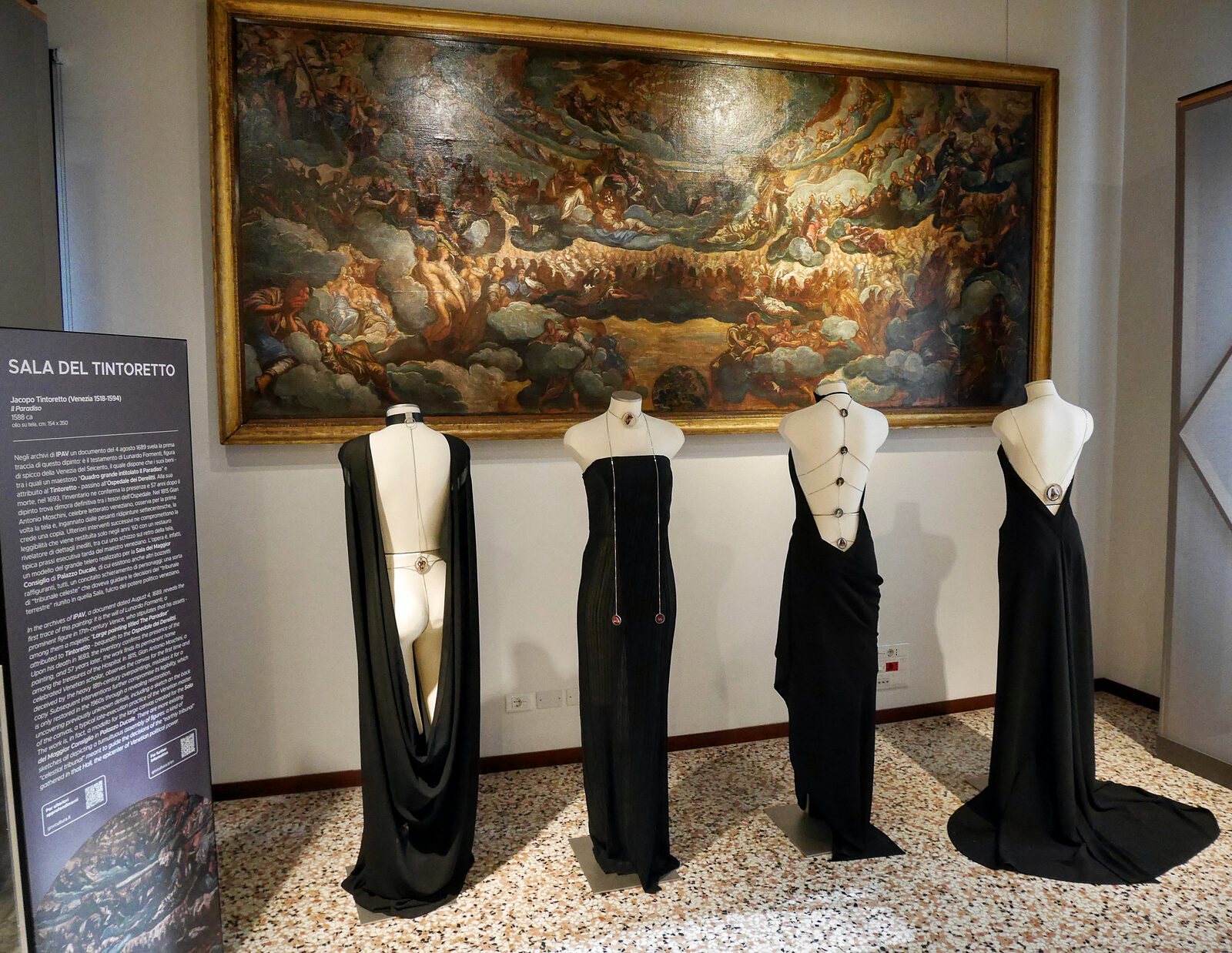Palazzo Contarini del Bovolo : La Sala del Tintoretto in realtà ospita solo un dipinto del maestro: Il Paradiso, qui dietro le strutture della mostra temporanea.