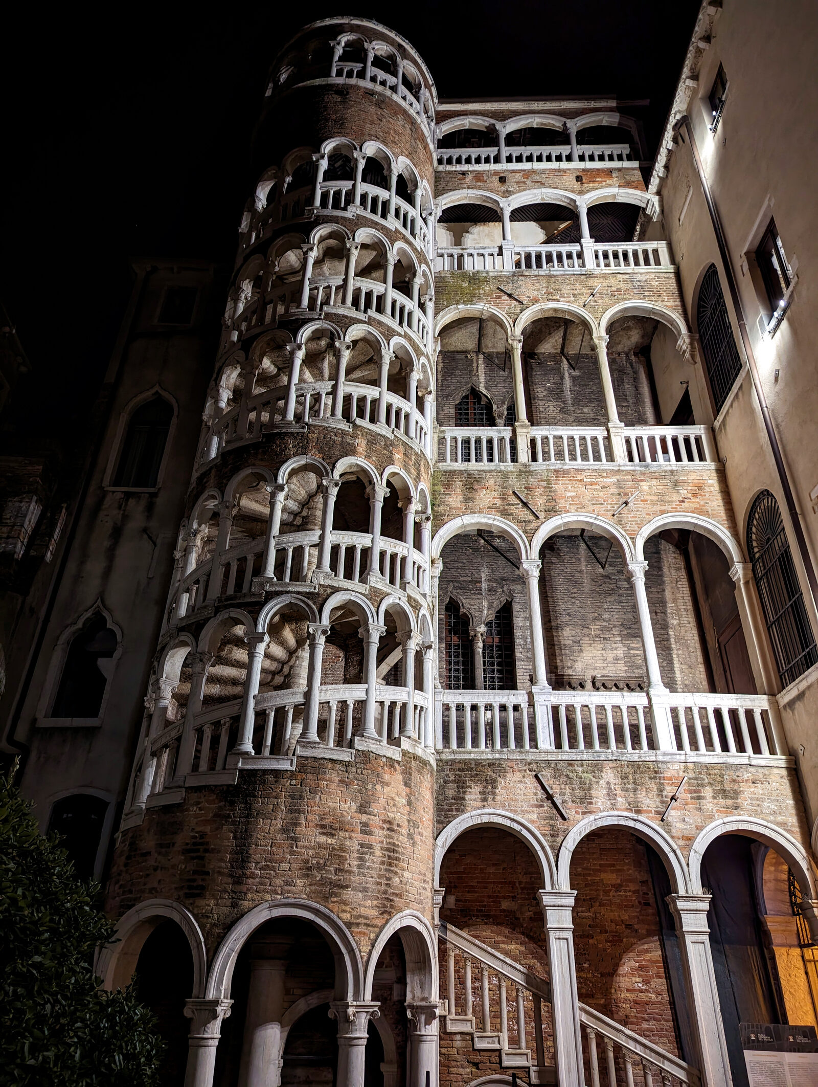 Palazzo Contarini del Bovolo : Di notte, la scalinata acquisisce un’aura enigmatica, quasi scomparendo nell’oscura vastità del cielo.