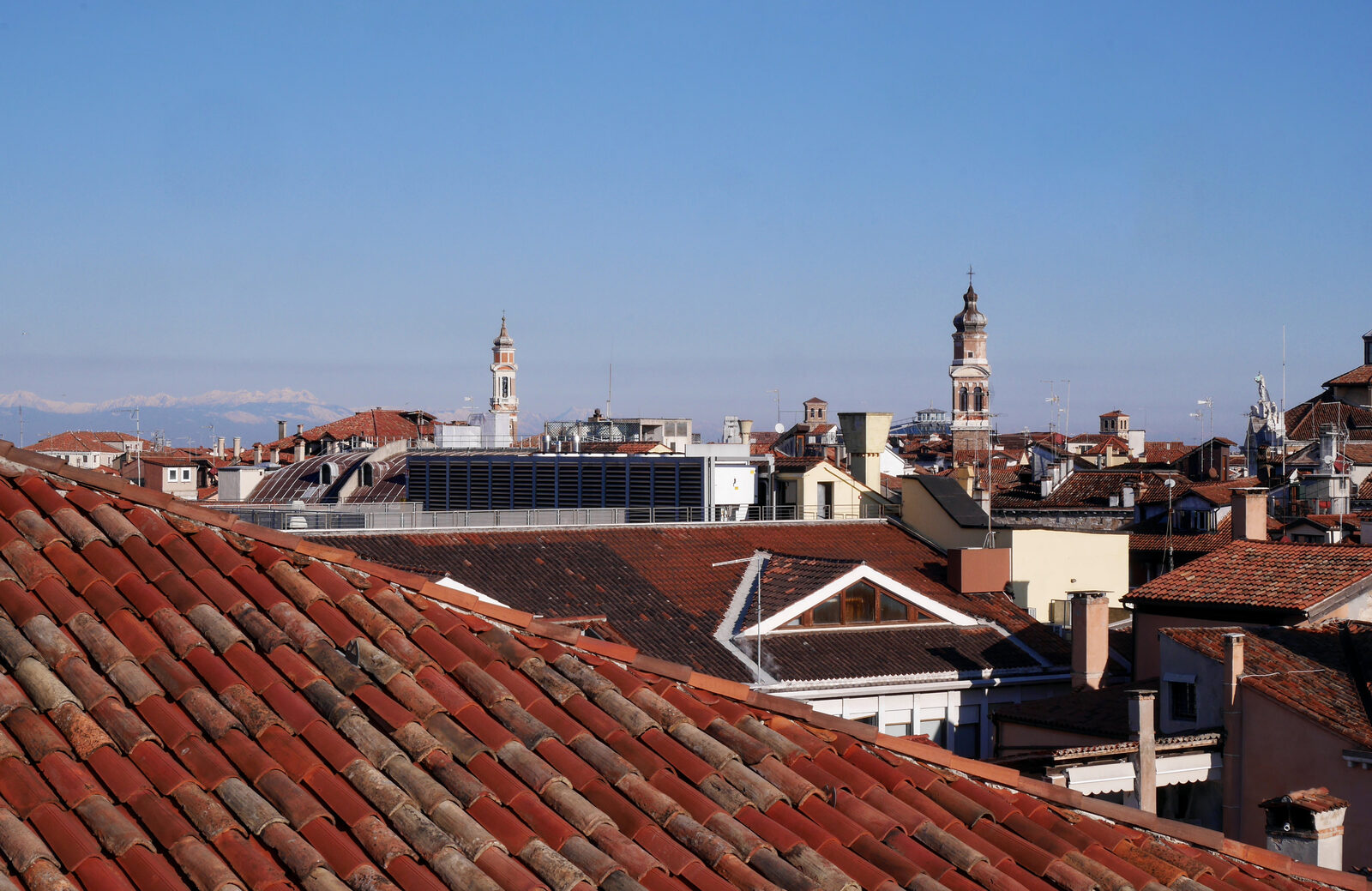 Palazzo Contarini del Bovolo : Dalla terrazza, oltre i tetti del nord, puoi scorgere le Alpi innevate nelle giornate limpide.