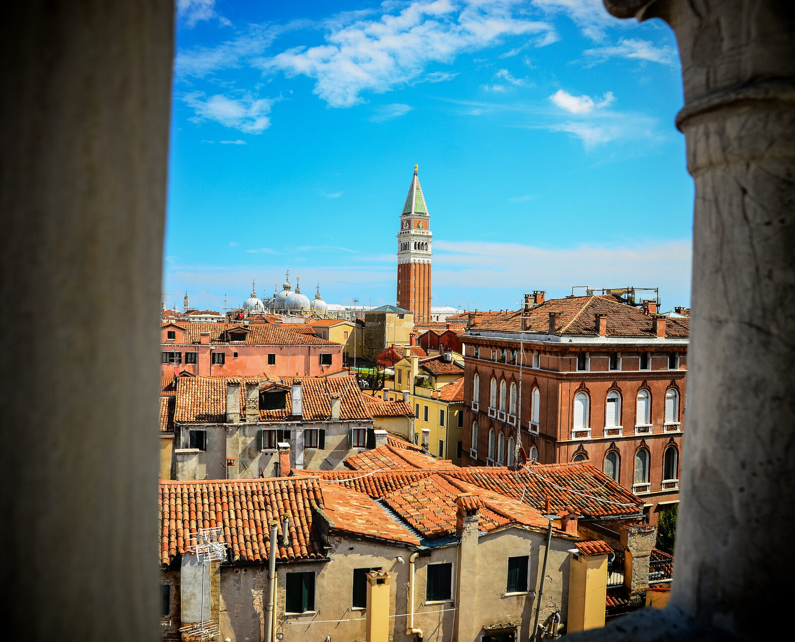 Palazzo Contarini del Bovolo : Un ultimo sguardo al Campanile di San Marco e alle cinque cupole di Basilica di San Marco prima di scendere nella piccola sala Tintoretto.