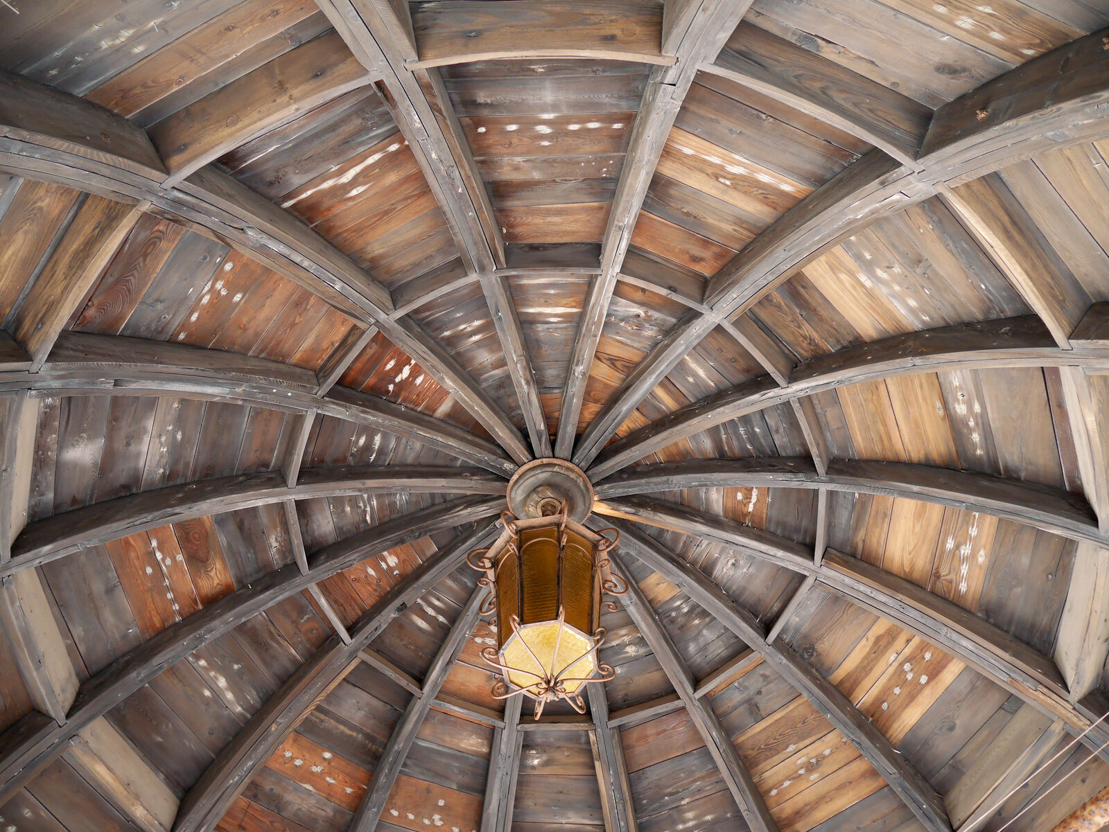 Palazzo Contarini del Bovolo : Il tetto in legno all'interno della cupola della terrazza risale al 1872, e la data incisa è ancora visibile oggi.