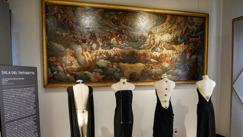 Palazzo Contarini del Bovolo : La Sala del Tintoretto in realtà ospita solo un dipinto del maestro: Il Paradiso, qui dietro le strutture della mostra temporanea.