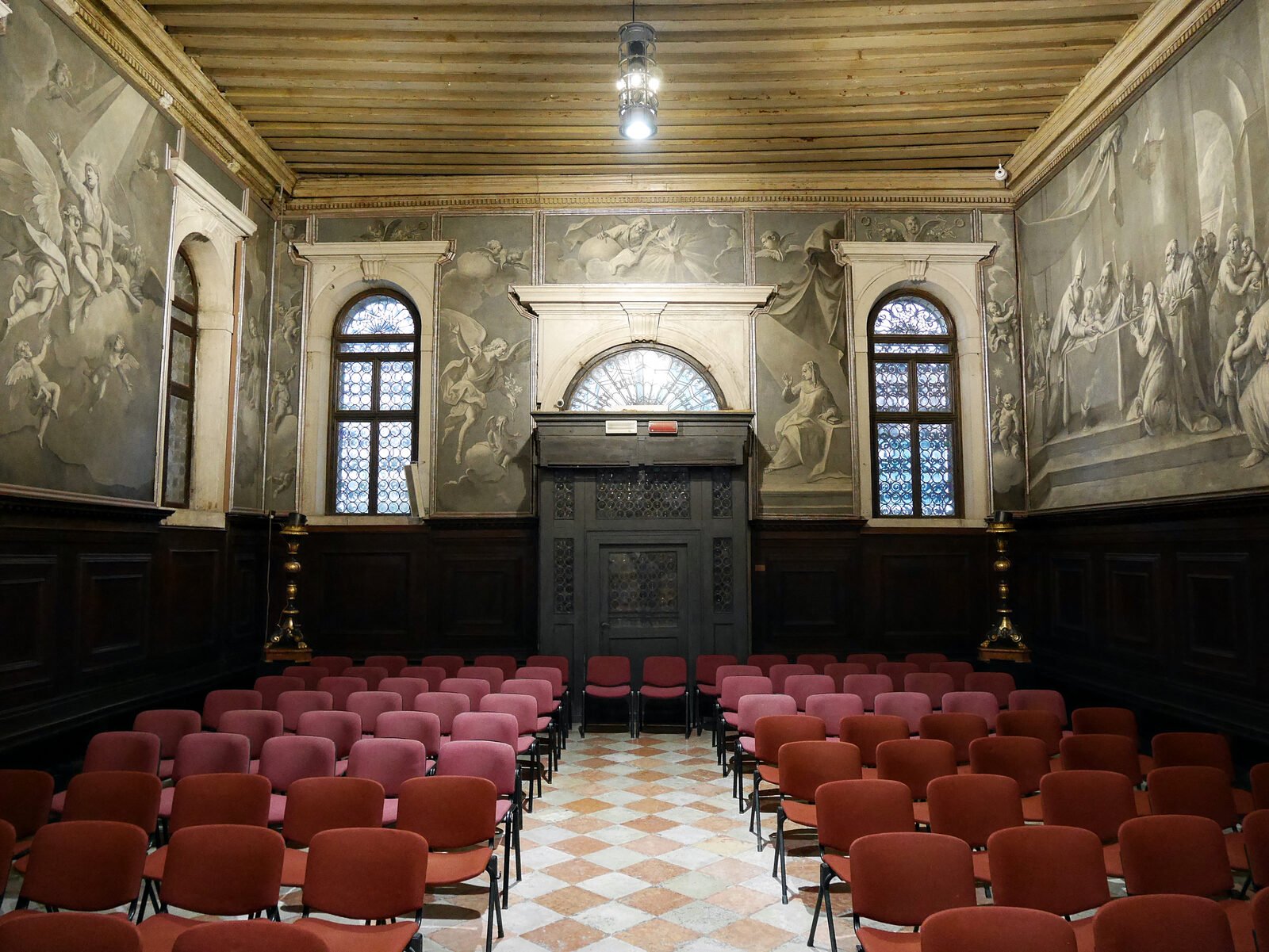 Scuola Grande Carmini : What makes the chapel unique are the grisaille paintings by Niccolò Bambini decorating the walls