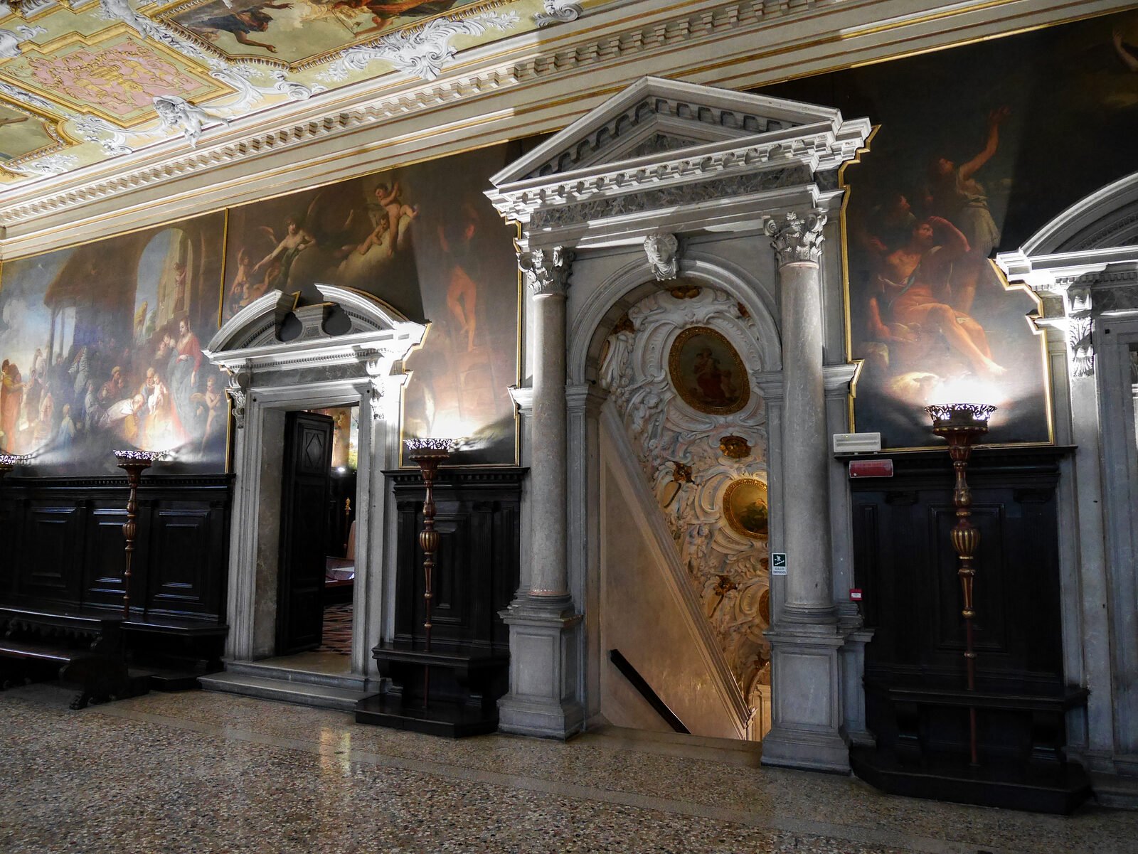 Scuola Grande Carmini : Interrupting the painted walls of the hall are the grand staircase and the access to the other rooms