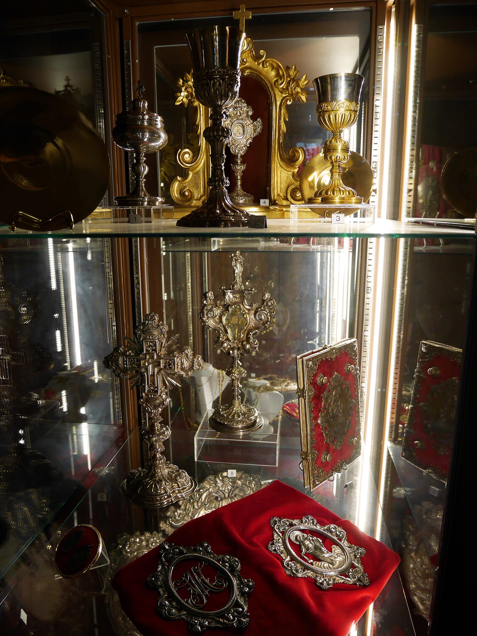 Scuola Grande Carmini : The Treasury showcases the rich heritage of goldsmithing and silverware that the brotherhood possessed before the Napoleonic dispersals