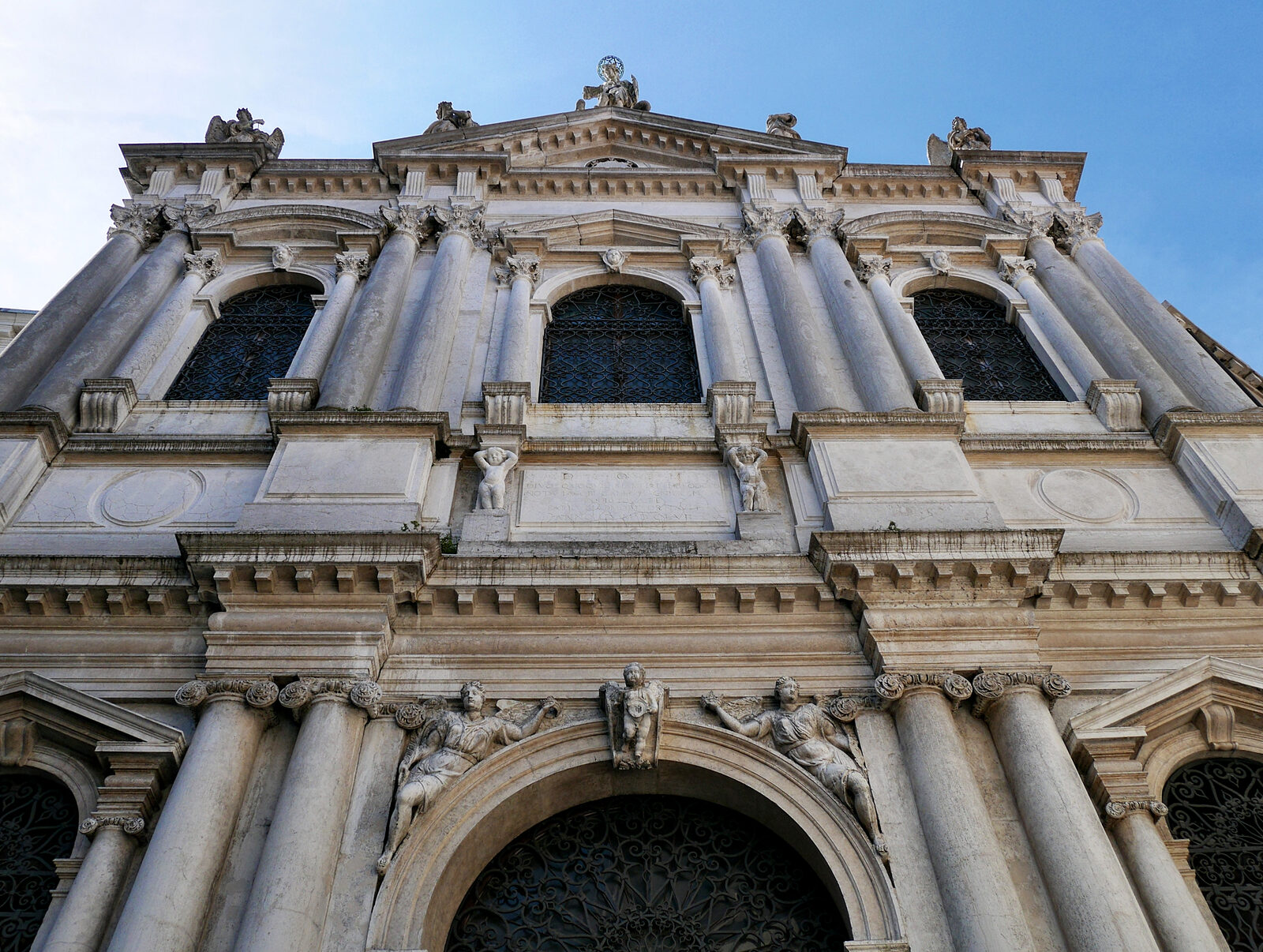 Scuola Grande di San Teodoro : The facade is composed of two orders and divided into three sections by twin columns rising from high pedestals