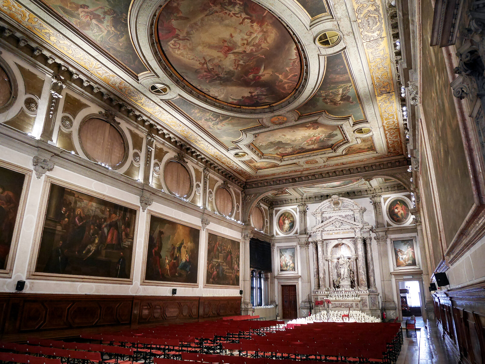 Scuola Grande San Giovanni : The architect Giorgio Massari had the ceiling of the Chapter Hall raised by five metres beginning in 1727, adding twelve large oval windows to let more light inside