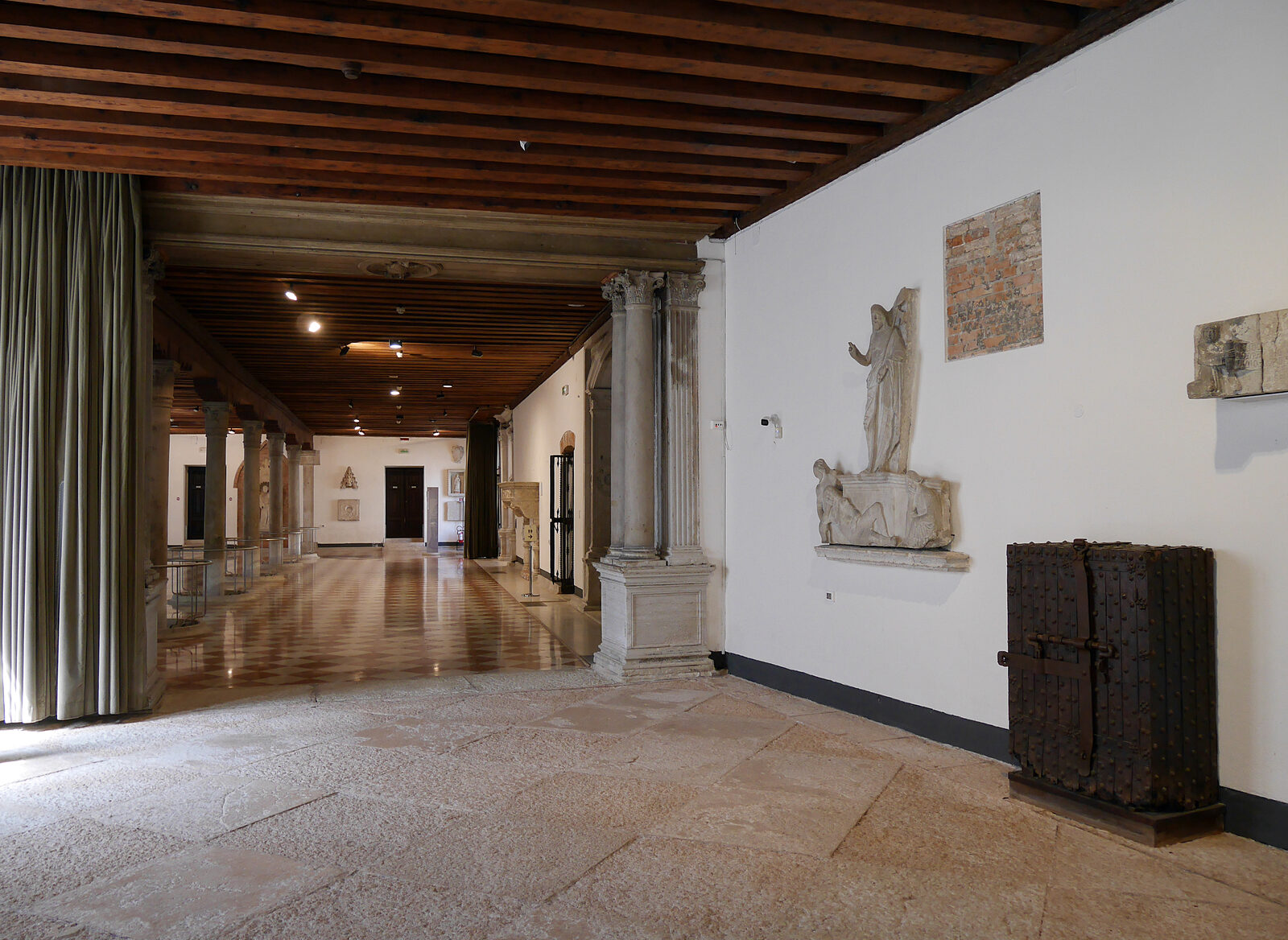 Scuola Grande San Giovanni : Back inside the Scuola, the visit begins on the ground floor, leaving the bookshop (and ticket counter) behind