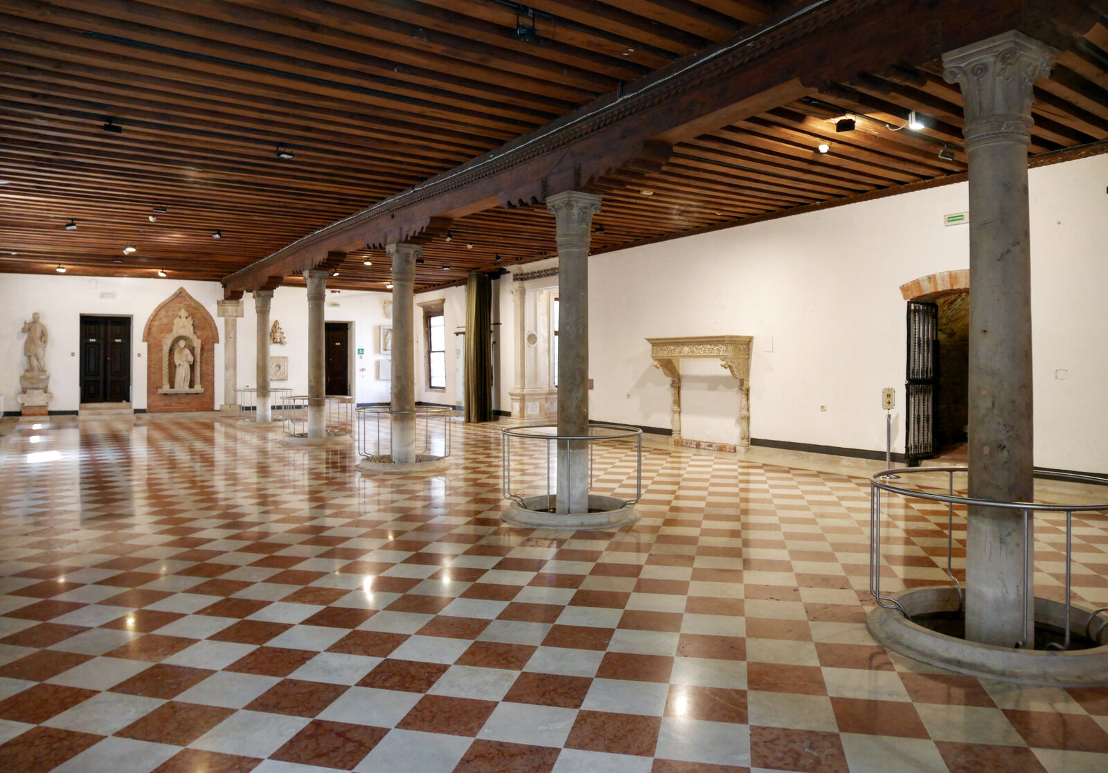 Scuola Grande San Giovanni : The ground-floor Hall of Columns lets you see the tide levels marked on the columns, especially the record high tide of 1966, which prompted the installation of a new raised floor
