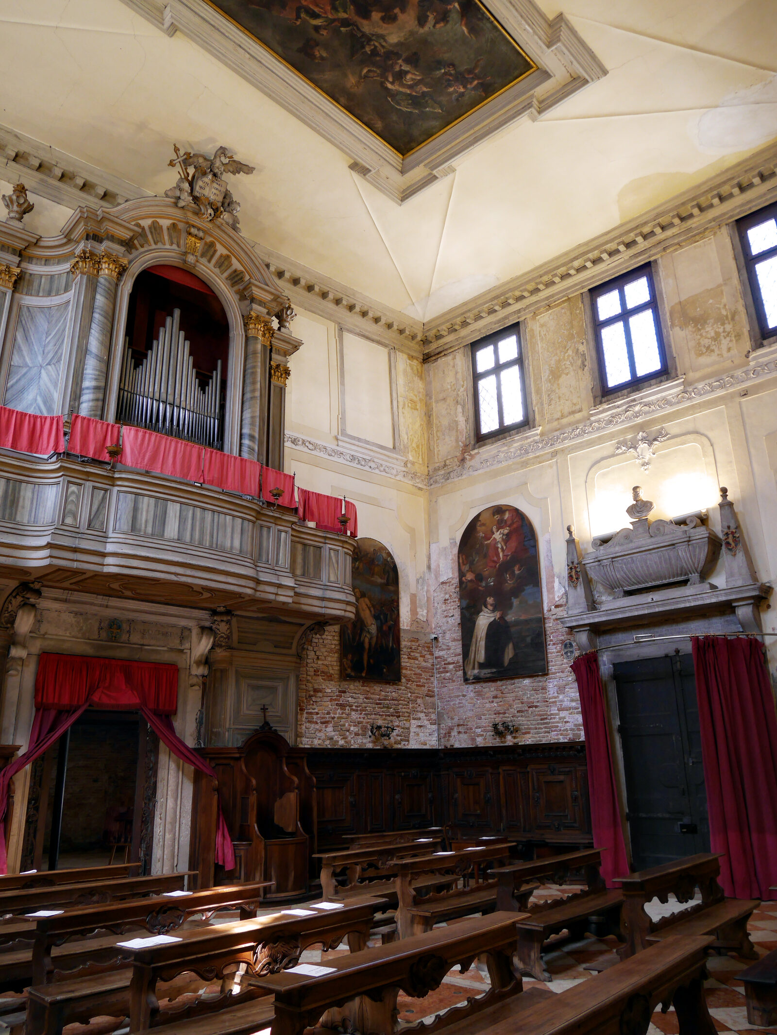 Scuola Grande San Giovanni : Looking toward the back of the church, with the organ and entrance in view