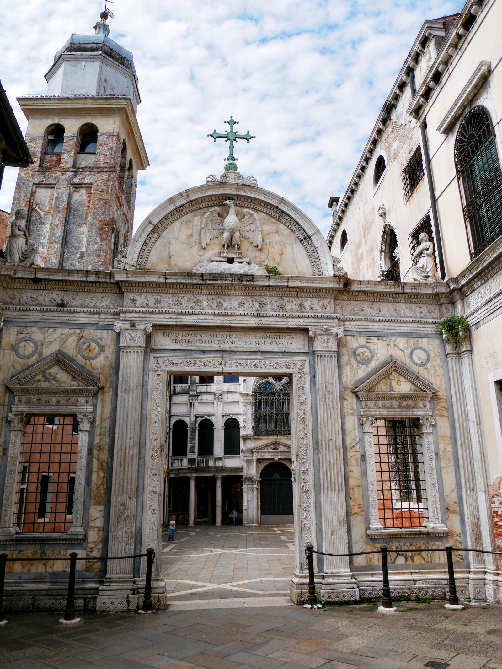 Scuola Grande San Giovanni : Let's retrace our steps by starting outside, next to the marble doorway by Pietro Lombardo. The eagle is the symbol of John the Evangelist