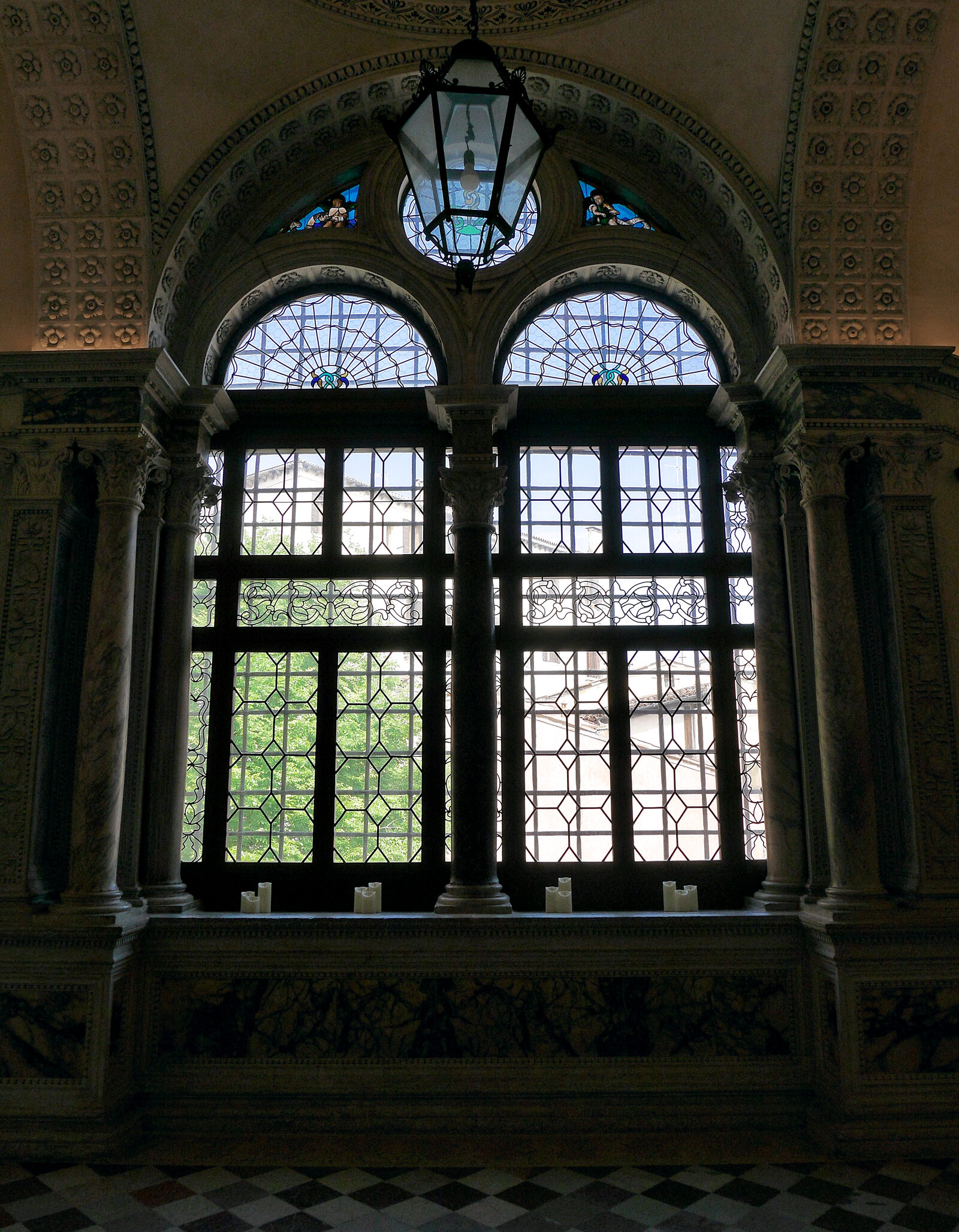 Scuola Grande San Giovanni : At the top of the staircase is an example of a bifora: a window whose opening is divided vertically into two parts by a small column, with an arch over each opening, a style that Mauro Codussi helped introduce to Venice from Tuscany