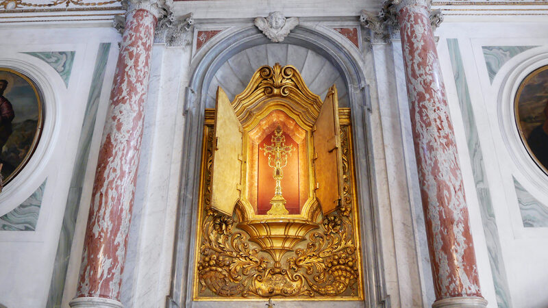 Scuola Grande San Giovanni : The rock crystal and gilt-silver reliquary contains, in its upper section, two fragments of the Cross on which Jesus died