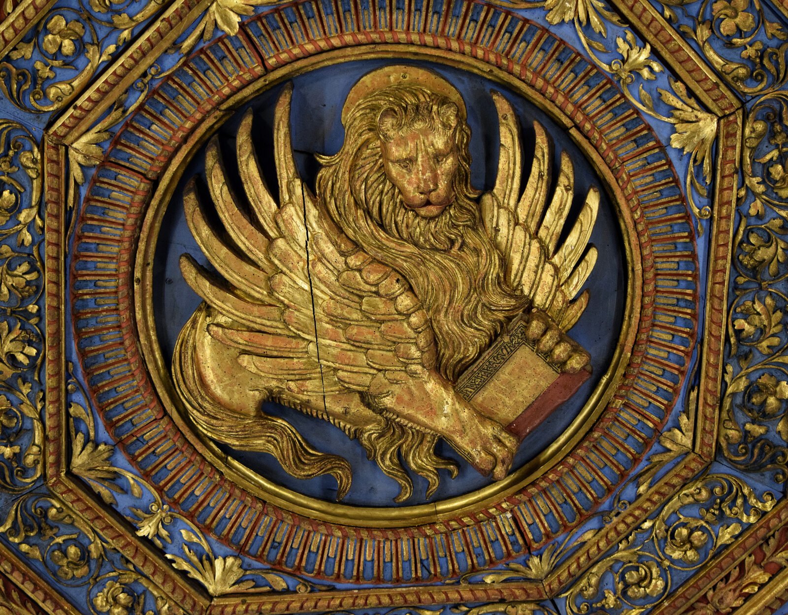 Scuola Grande San Marco : The lion of Saint Mark is among the various motifs found on the carved and gilded ceiling