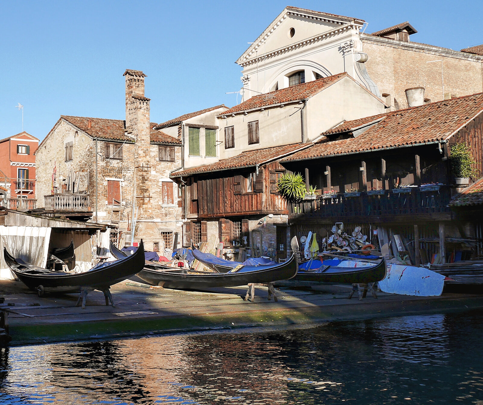 Squero di San Trovaso : The workshop and living quarters, resembling an alpine chalet, are quite unusual for Venice
