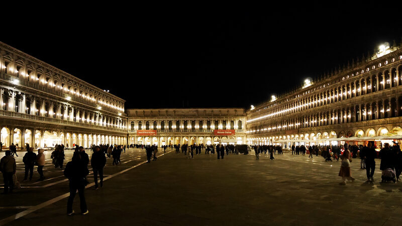 Piazza San Marco : Anche se potresti non sentirti ancora pronto a concludere la giornata e preferire restare ancora un po’ in questa atmosfera magica...