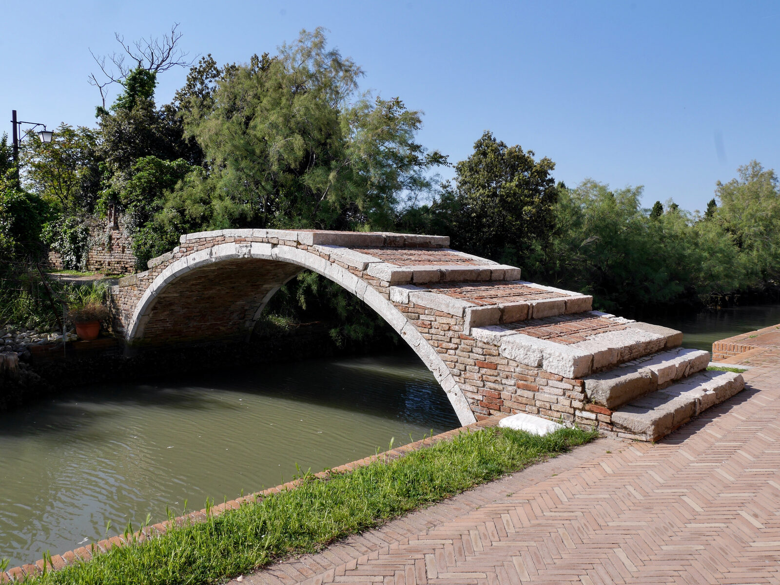 Torcello : Alongside Ponte Chiodo in Venice, the Devil’s Bridge on Torcello is one of the last remaining Venetian bridges without railings