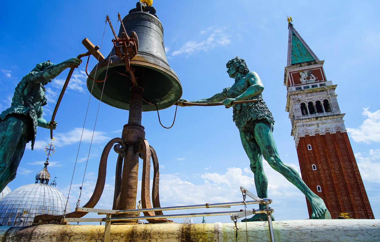 Torre dell'Orologio : Finally, once outside on the terrace, you can see the two Moors up close