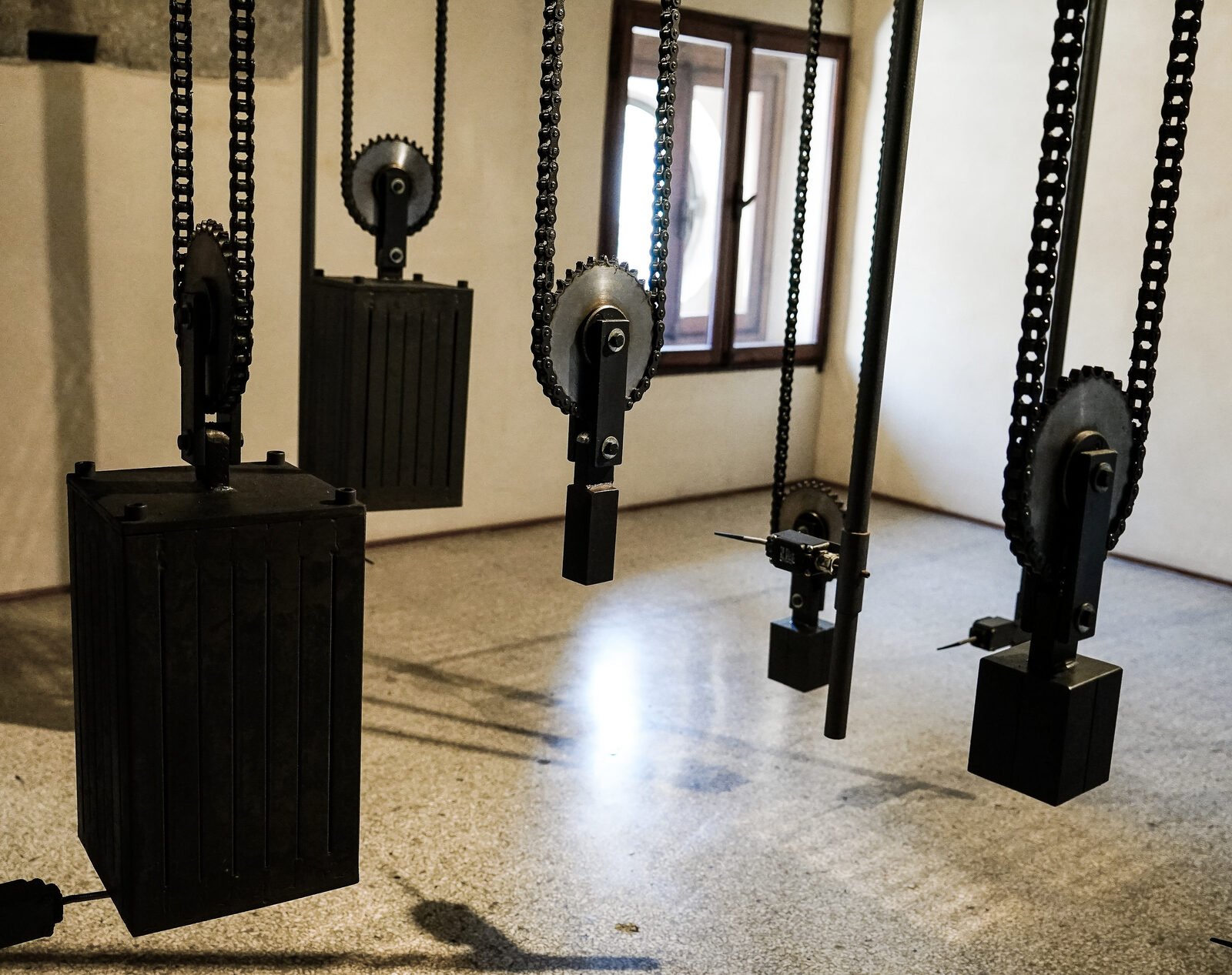 Torre dell'Orologio : The intricate system of pulleys and weights moves silently at regular intervals