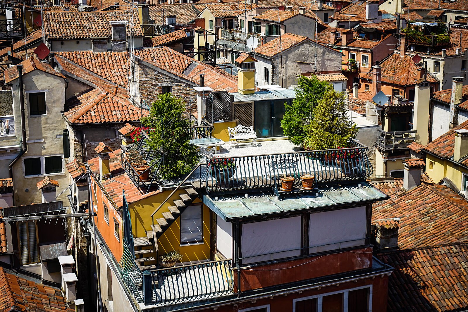 Torre dell'Orologio : Behind, the modest yet captivating Venetian rooftops unfold