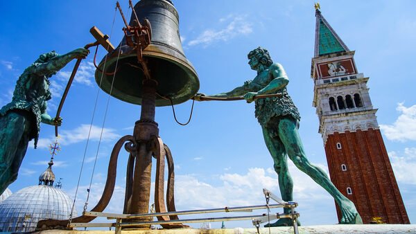 Torre dell'Orologio : Finally, once outside on the terrace, you can see the two Moors up close