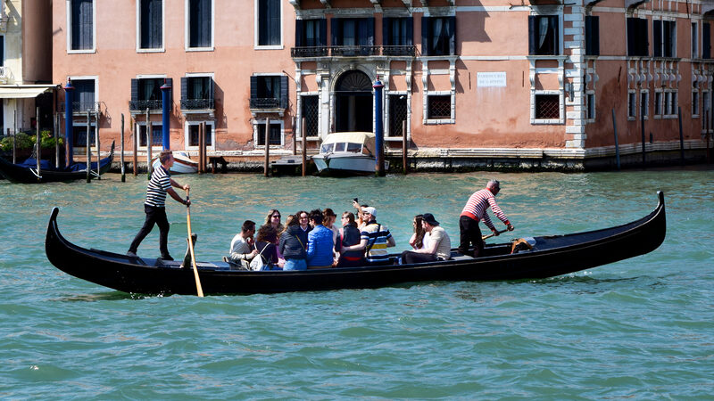 Traghetto : Crossing Canal Grande is tricky with all the boat traffic — you need to be quick
