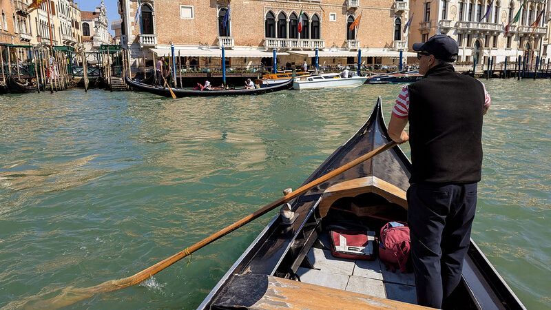 Traghetto : One of the two oarsmen stands at the front to help steer the large gondola
