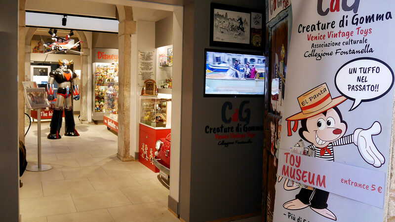 Venice Vintage Toys : The charming gondolier rat 'El Panta' welcomes visitors at the entrance
