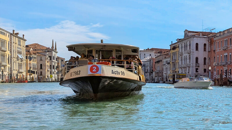 Vaporetto : Vaporetto line 2 navigating the Canal Grande, seen from a traghetto crossing