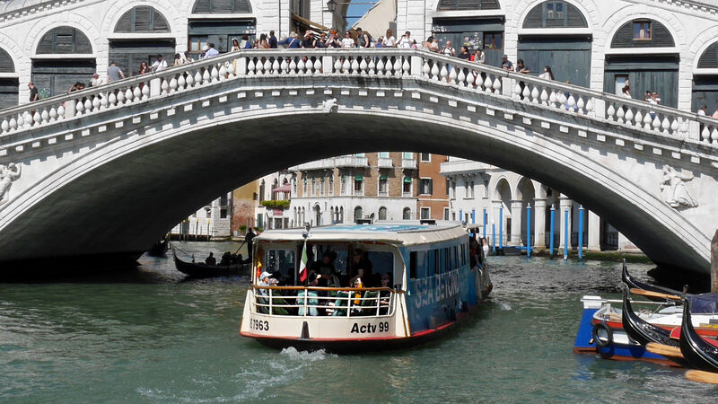 Vaporetto : Vaporetto line 1 passing under Rialto Bridge