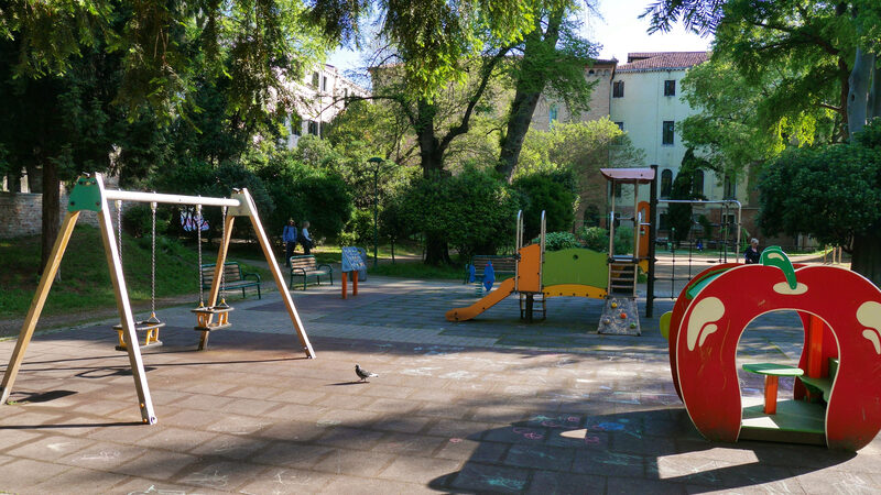 Com crianças : O parque infantil no Parque Savorgnan