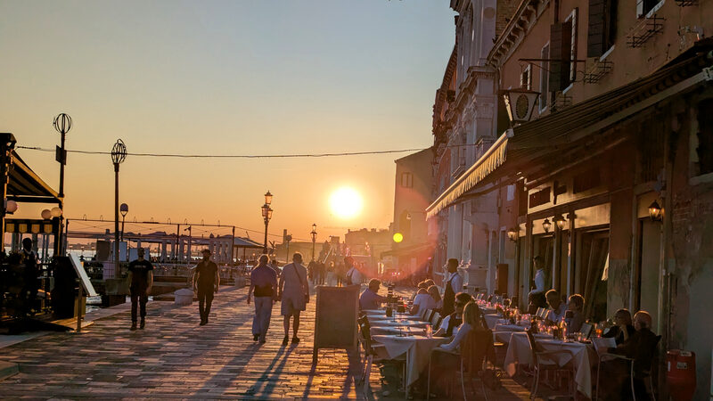 Zattere : A wide range of spots cater to all tastes, made even more inviting by the warm light of the evening sun